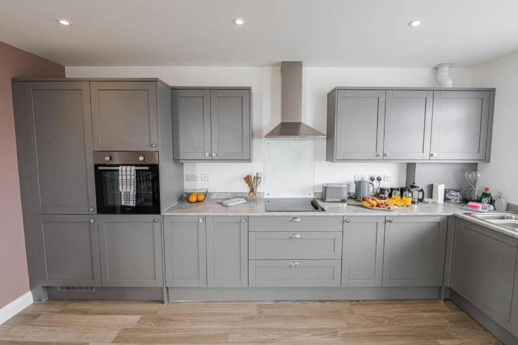 Bournecoast - Stylish Flat With Balcony - Sea Views - 10 Min Walk To Beach - Parking - Wifi - Fm8407 Bournemouth Exterior photo