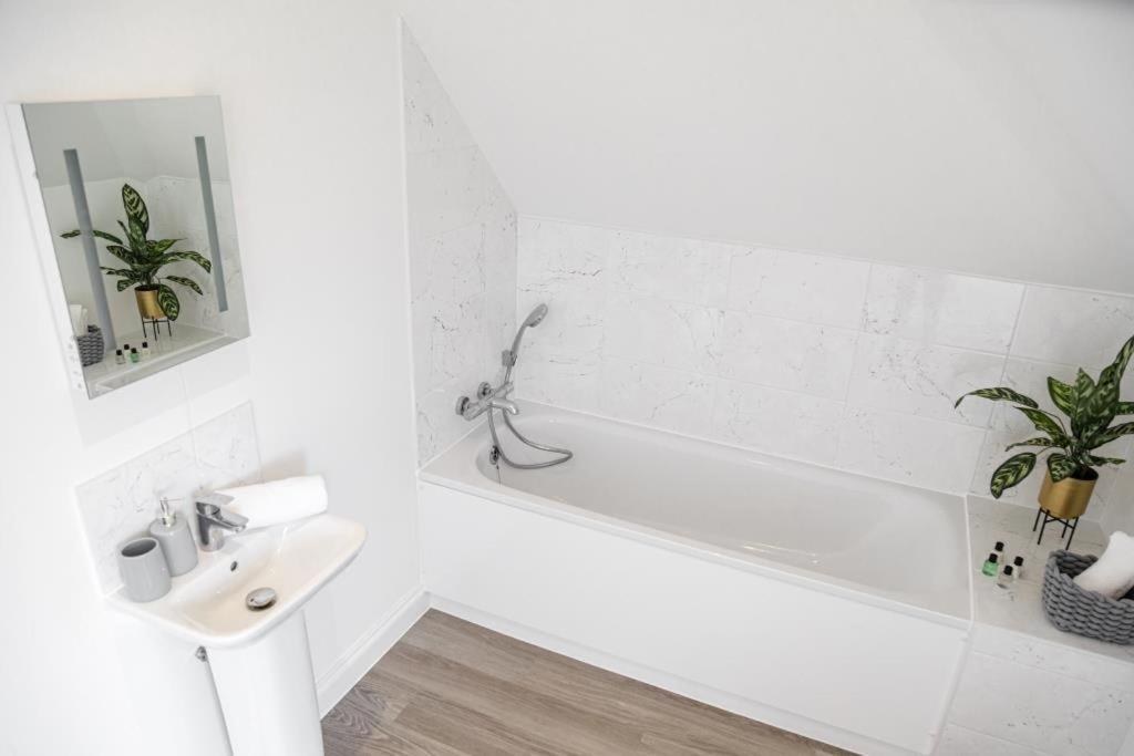 Bournecoast - Stylish Flat With Balcony - Sea Views - 10 Min Walk To Beach - Parking - Wifi - Fm8407 Bournemouth Exterior photo