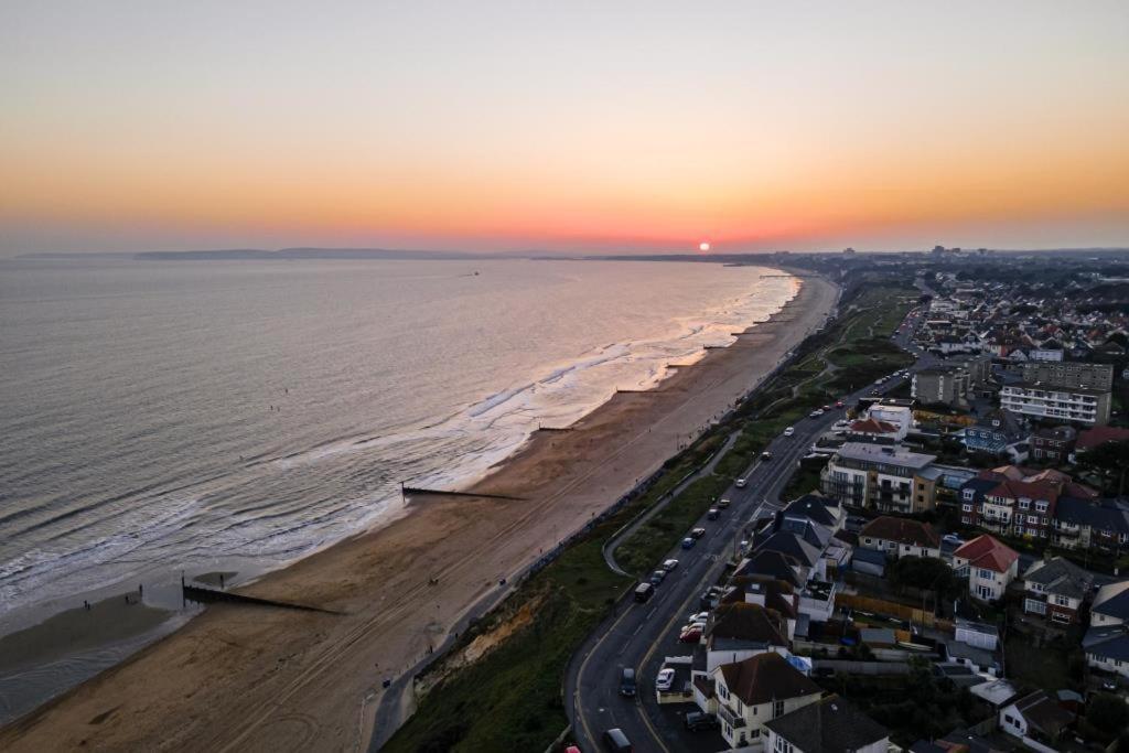 Bournecoast - Stylish Flat With Balcony - Sea Views - 10 Min Walk To Beach - Parking - Wifi - Fm8407 Bournemouth Exterior photo